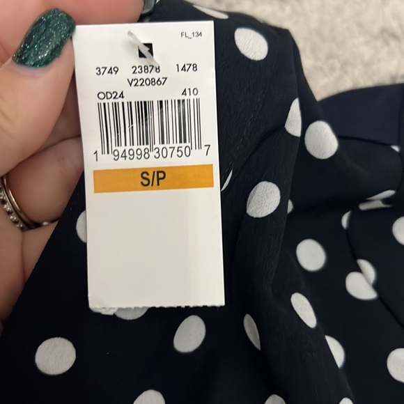 049. 💕 NWT Van Heusen Navy White Polka Dots Top - Picture 4 of 6